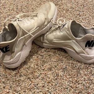 white nike air huaraches